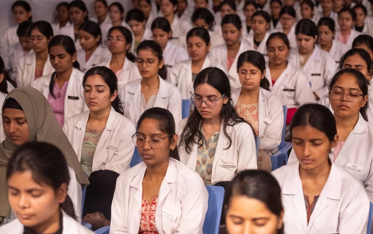 During the Spring Festival, practitioners performed spiritual practice with a sense of unity.