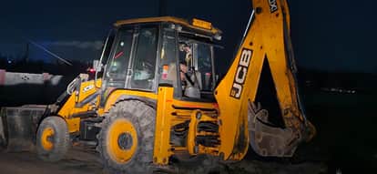 While laying sewer JCB driver accidentally dumped mud on labourer death