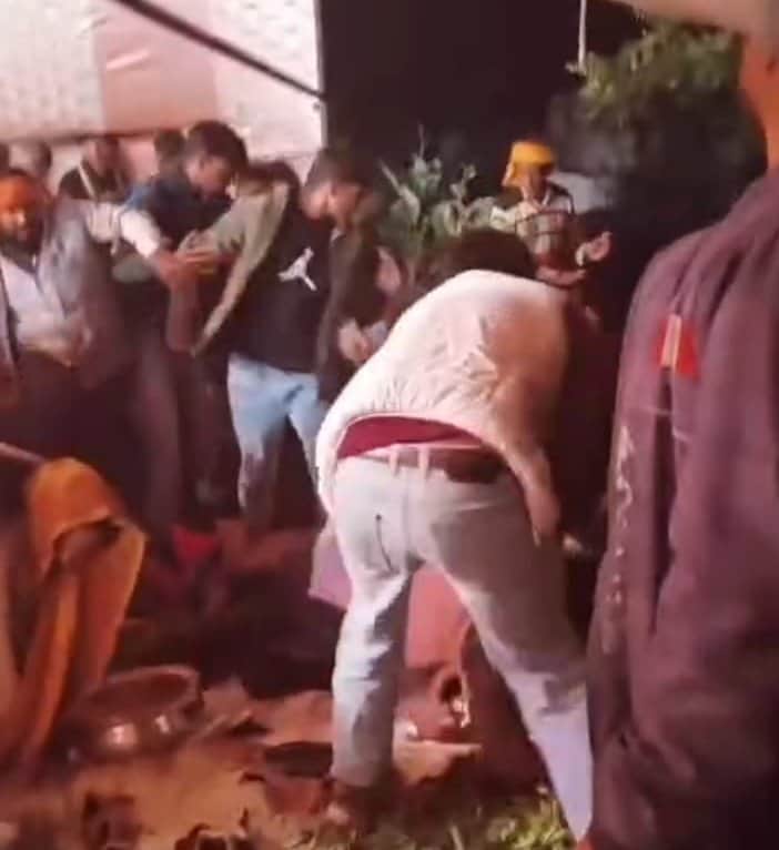 दिलीपपुर बाजार में बारात के दौरान हो रही मारपीट। सोशल मीडिया