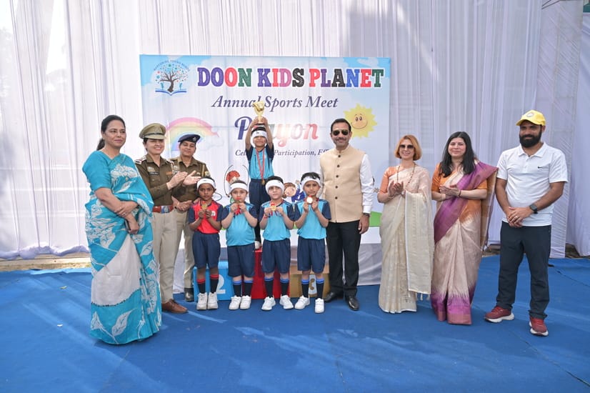 Little children presented a spectacular march past, winning applause with their attractive presentations.