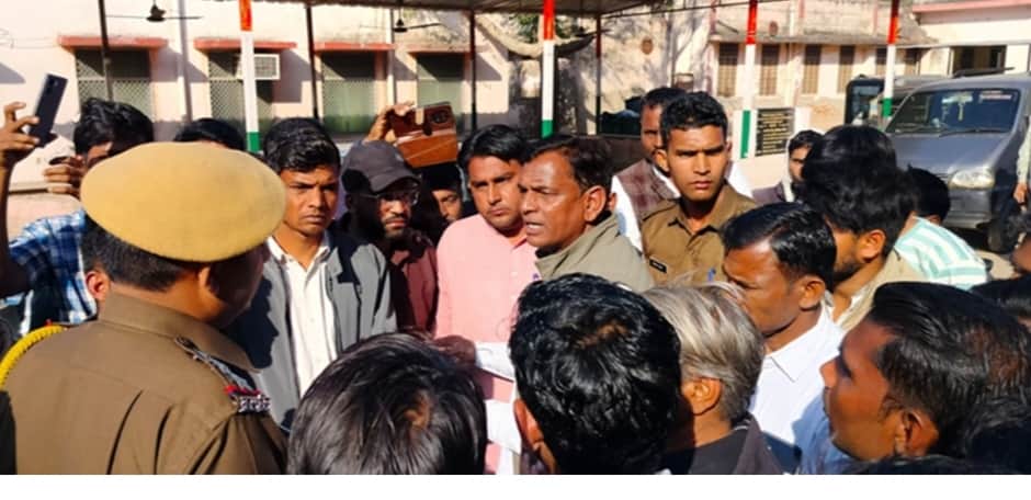 दौसा जिला अस्पताल में समजाइश करते विधयक