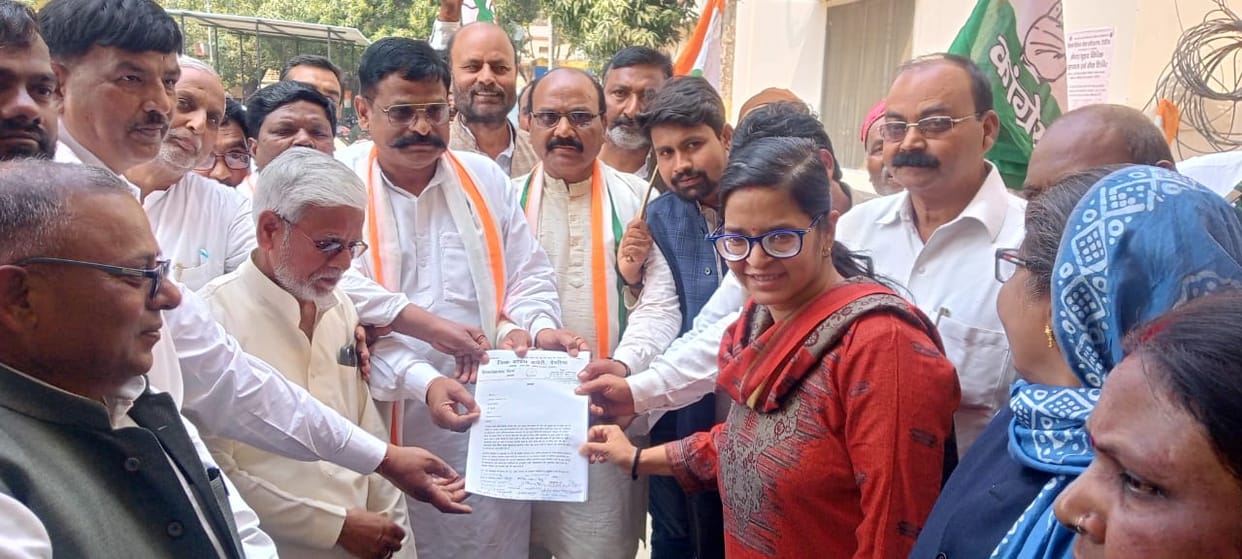 Congress workers took to the streets to protest against the FIR lodged against Shankaracharya