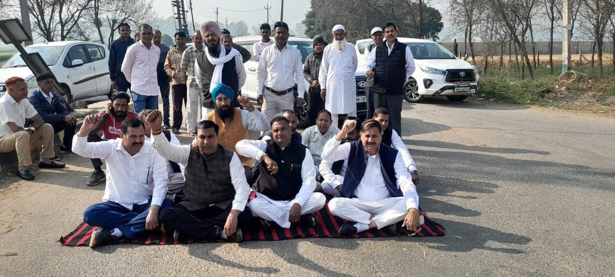 Police stopped Congress workers who set out to surround the assembly.