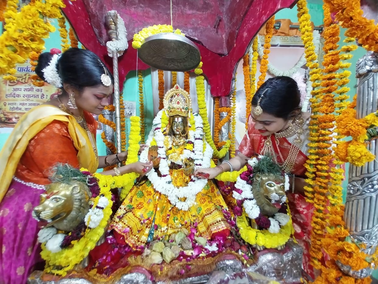 With auspicious songs, married women performed sixteen adornments and palanquin worship of Mata Gaura