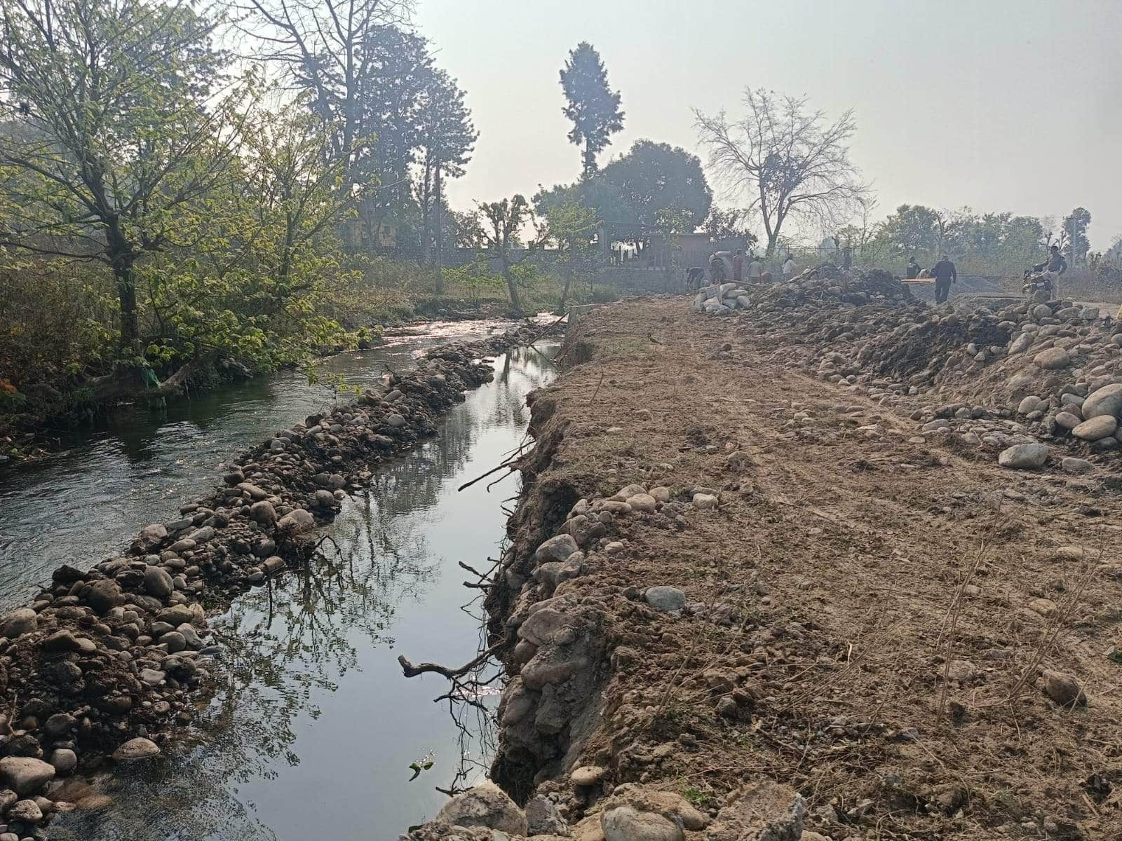 05-गौहरी माफ़ी में अवैध प्लाटिंग के लिए सुसुवा नदी में चलाई गई जेसीबी। संवाद