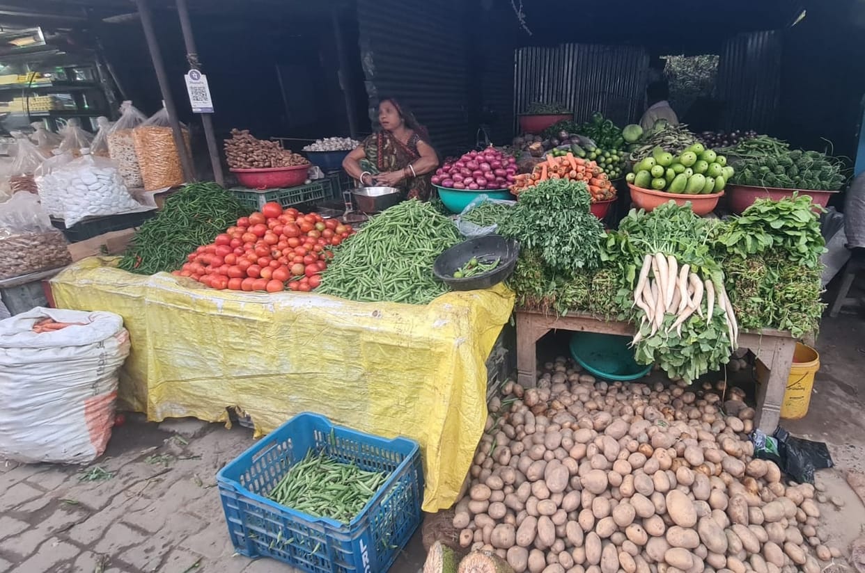 Green chillies turn red due to increased prices, pointed gourd hits a century