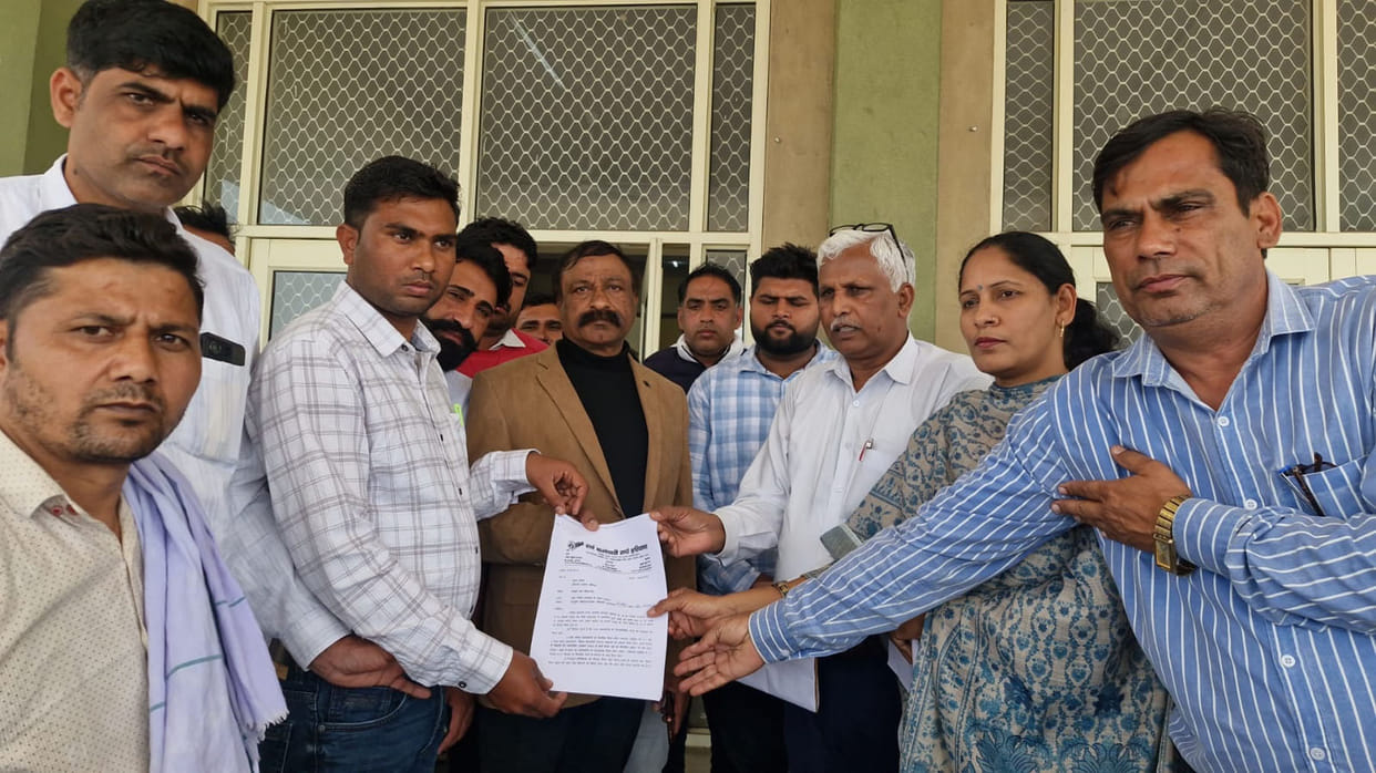 In support of the demands, the Sarva Karamchari Sangh submitted a memorandum to the Chief Secretary.