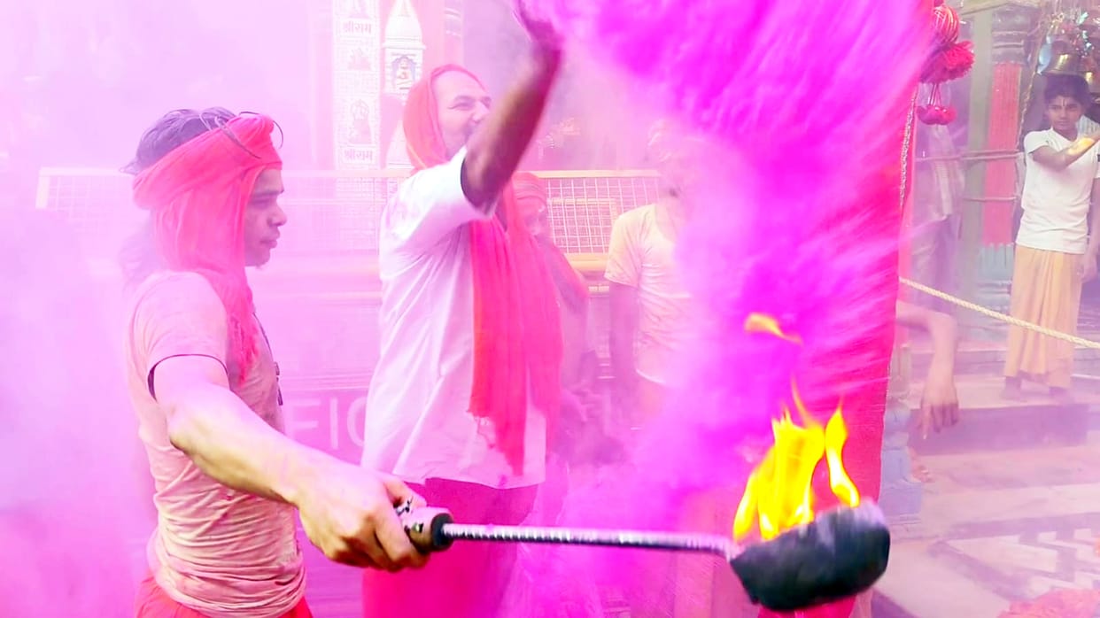 The blessings of colors showered on Ayodhya from the courtyard of Hanumantlala