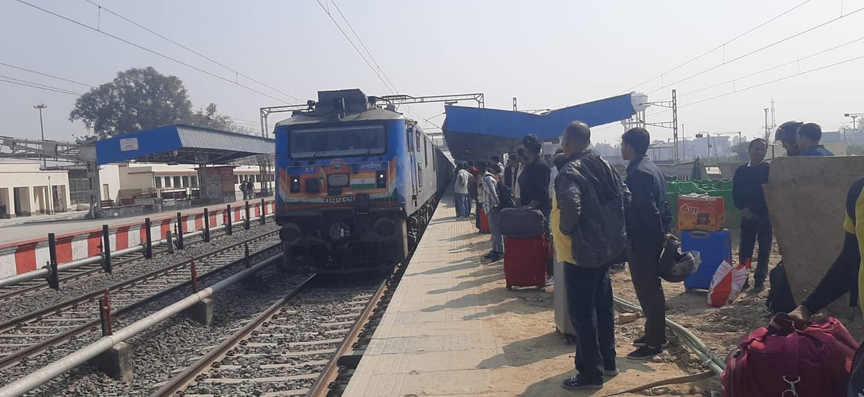 Difficult to return home on Holi-Eid, waiting list in most trains crosses 100, 'no room' situation