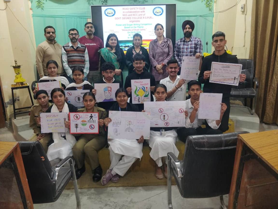 आरएस पुरा  डिग्री कॉलेज आरएस पुरा में लेखन प्रतियोगित में बनाए पोस्टर दिखाते हुएस्रोत डिग्र