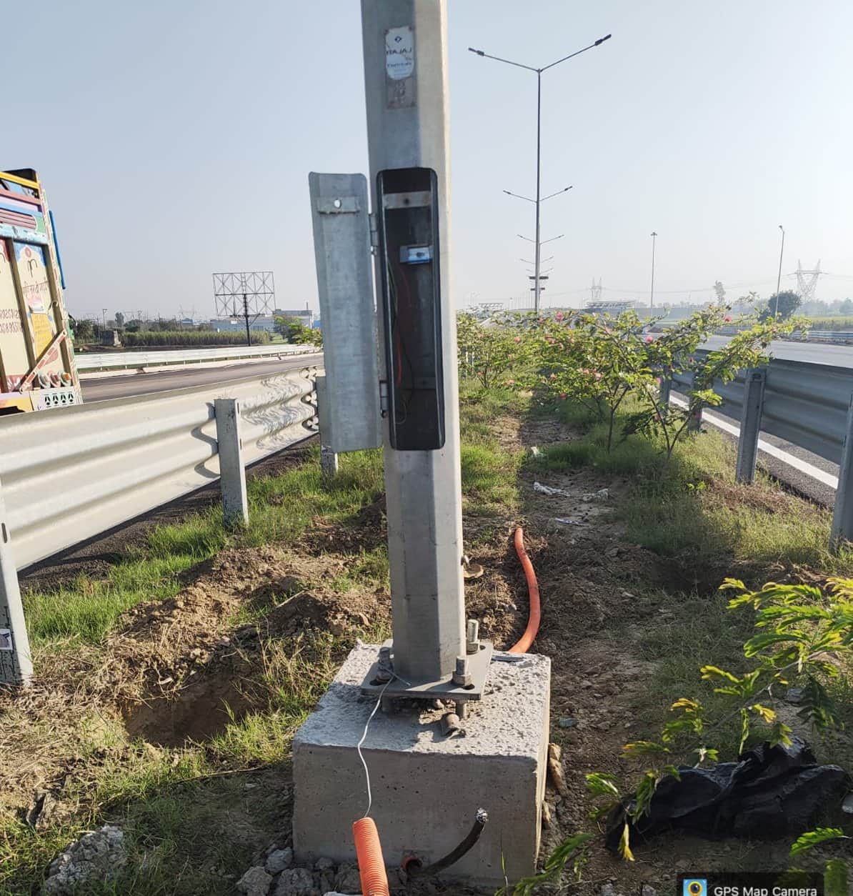 अग्रवाल मंडी टटीरी-काठा स्थित दिल्ली-देहरादून एक्सप्रेसवे स्ट्रीट लाइट में चोरी हुए उपकरण । स्