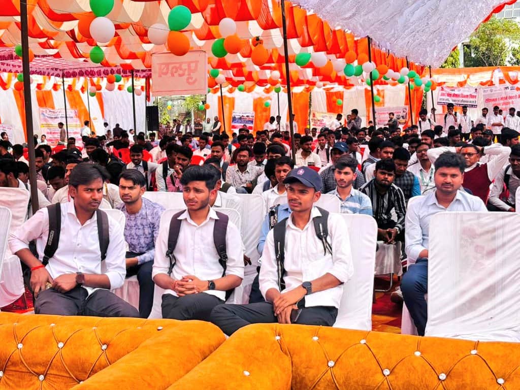 अमेठी के आरआरपीजी कॉलेज में आयोजित रोजगार मेले में मौजूद अभ्यर्थी। स्रोत विभाग