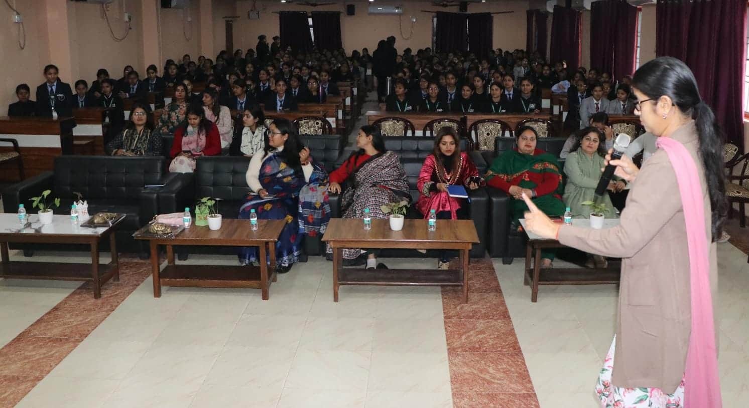 अपराजिता कार्यक्रम में छात्राओं को जानकारी देती डॉ. राजलक्ष्मी: संवाद