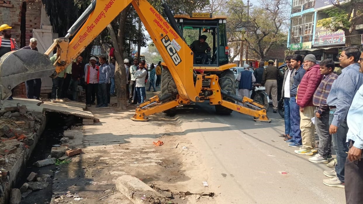 Illegal construction of 200 shops and houses demolished