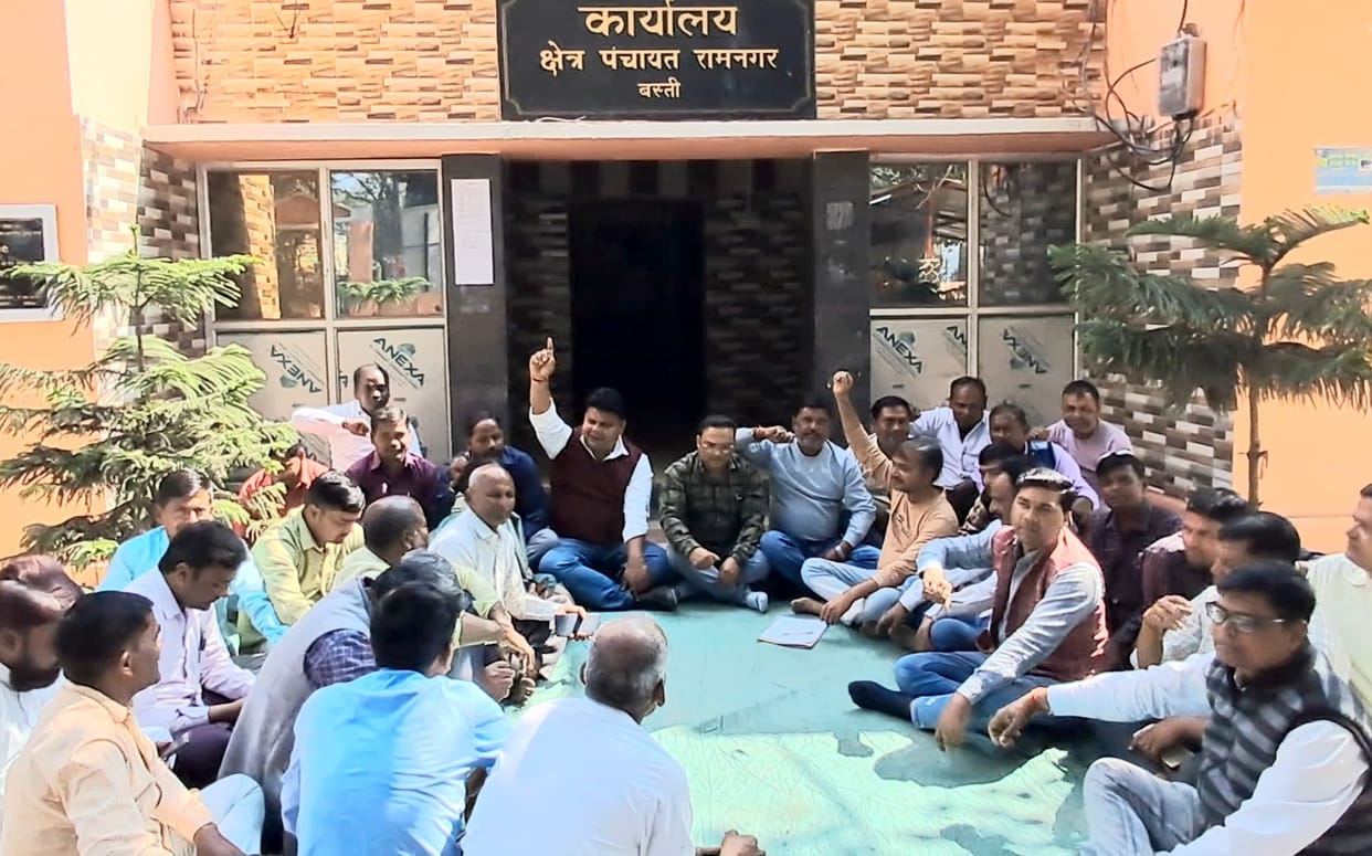 Employment servants, angry with the BDO, demonstrated at the block.