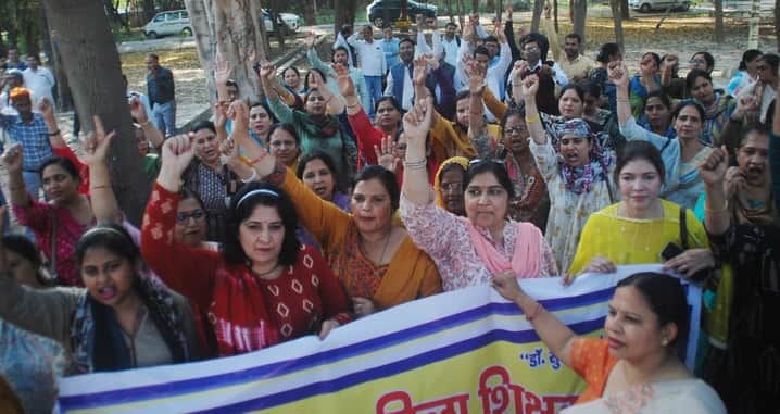 बागपत कलक्ट्रेट में प्रदर्शन करते विभिन्न शिक्षक संगठनों के पदाधिकारी व शिक्षक। संवाद