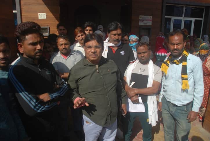 बागपत नगर पालिका में हंगामा करते सफाई कर्मचारी। संवाद