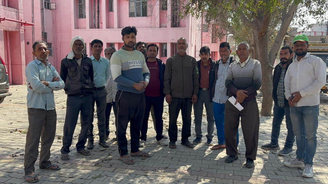 बागपत पोस्टमार्टम हाउस पहुंचे मृतक चंचल के परिजन। संवाद