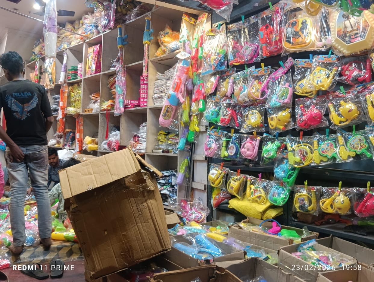 Gulal cylinders and electronic guns are a rage, cartoon squirt guns are attracting children.