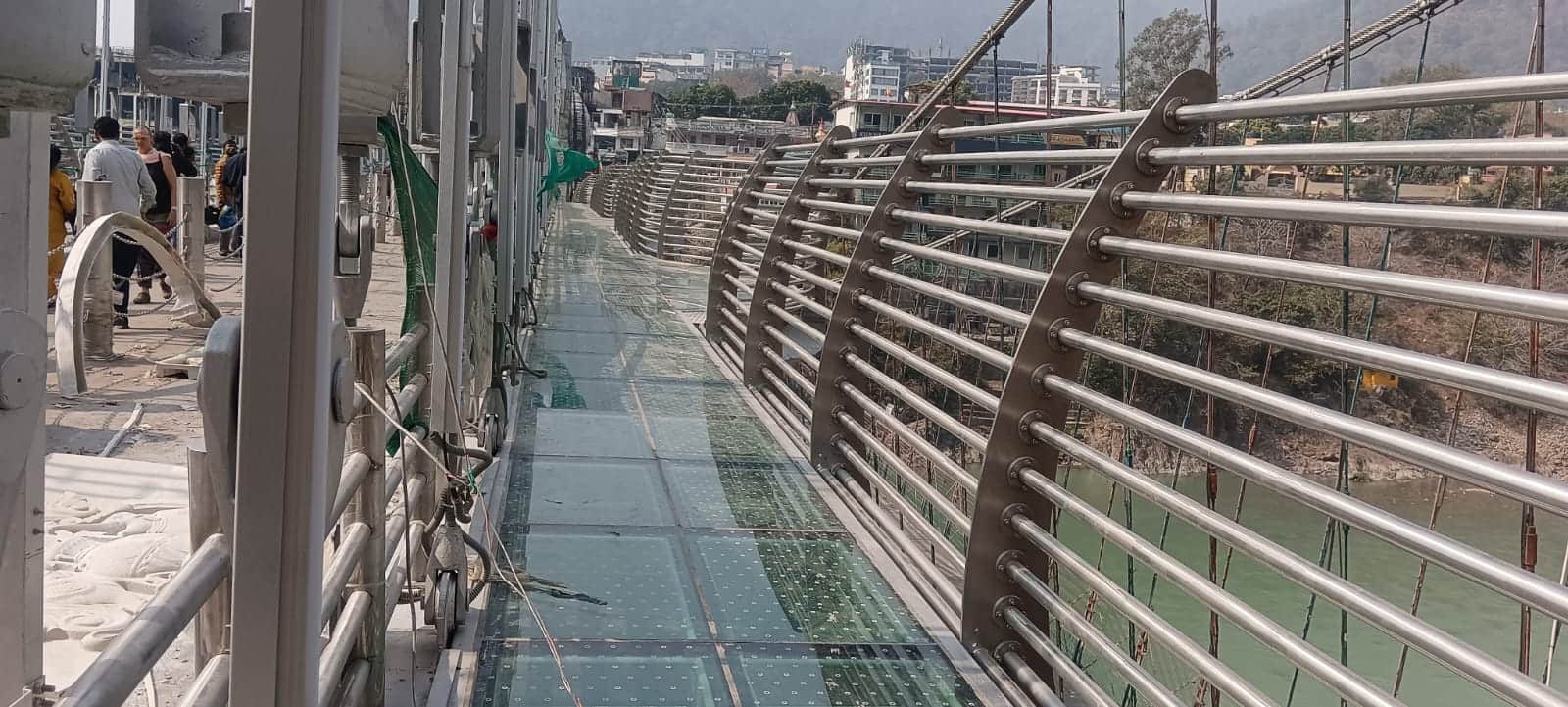 बजरंग सेतु पर बना कांच का फुटपाथ। स्रोत संवाद।