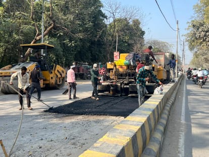 Kanpur News: वीआईपी आगमन रूट के गड्ढों के मुंह बंद, बाकी के खुले Potholes on the VIP arrival route are closed, while the rest are open.