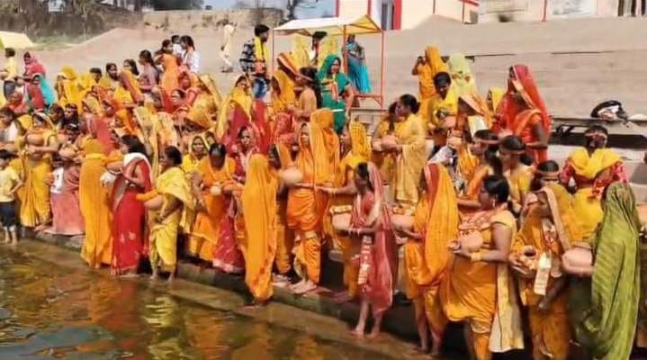 Kalash Yatra was taken out before the installation of the idols.