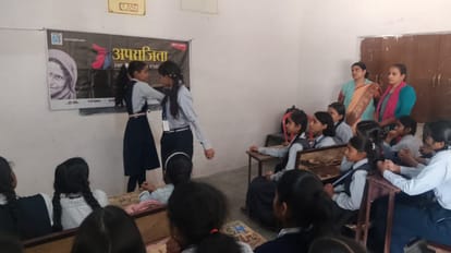 Turn your fingers into weapons, and you'll be fatally striking your enemy.