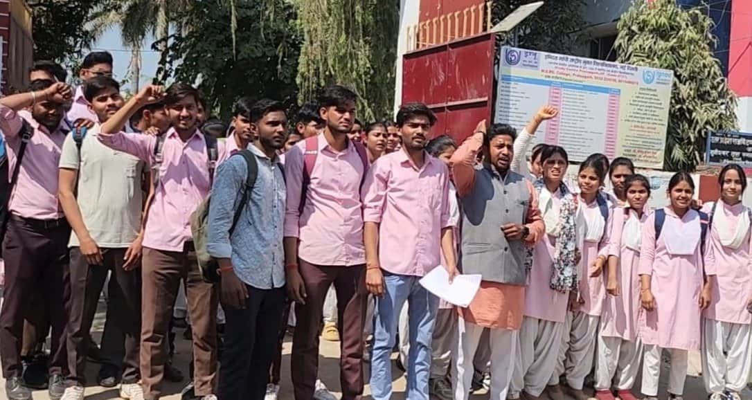 एमडीपीजी कॉलेज में मांगों को लेकर प्रदर्शन करते एनएसयूआई के छात्र। मीडिया प्रभारी