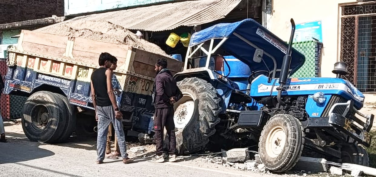 Overloaded tractor trolley breaks high tension line pole, plunging 500 houses into darkness