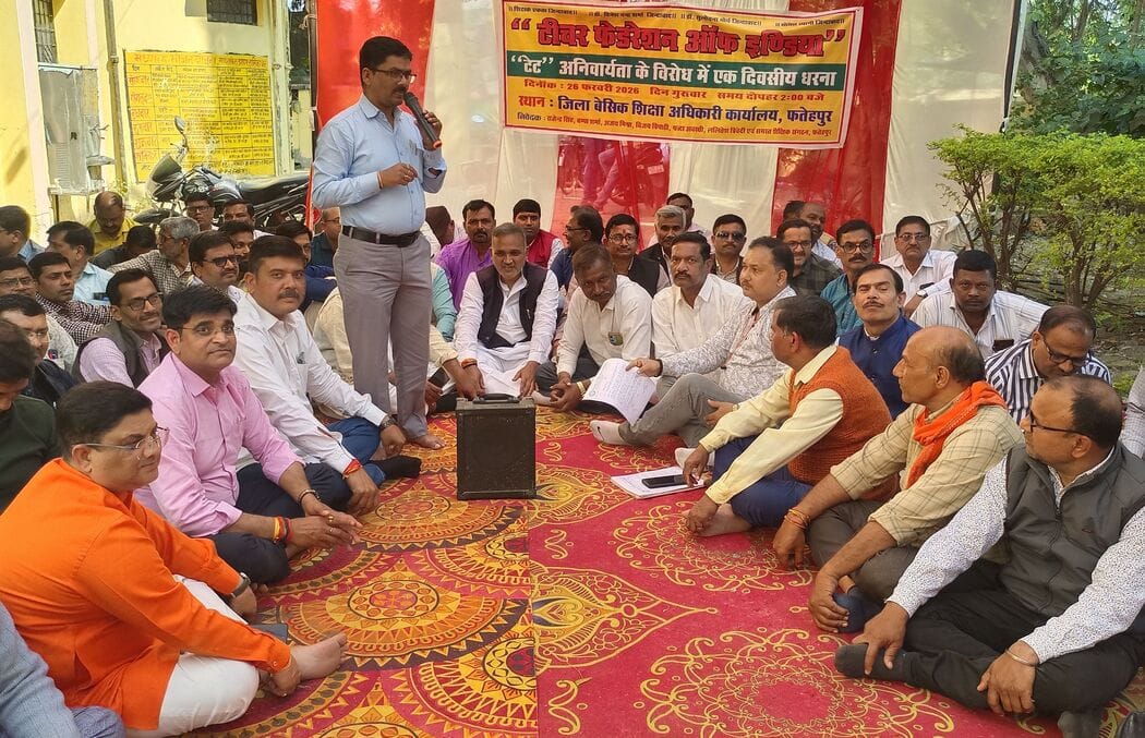 Council teachers staged a sit-in and demanded exemption from TET.