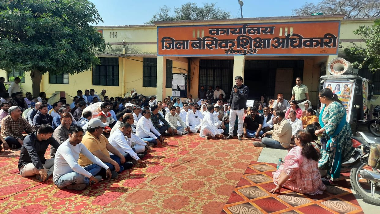 Teachers roared at BSA office in protest against the necessity of TET