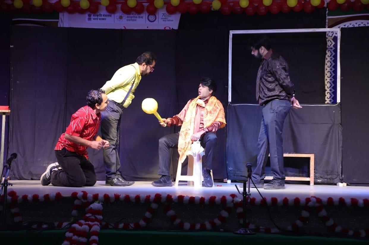 Comedy drama enthralled the audience at the folk art festival.