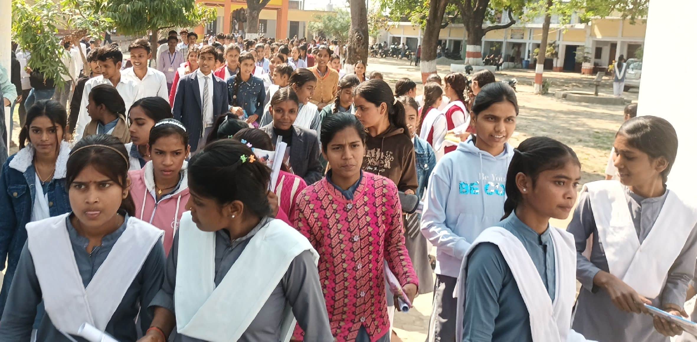 गौरीगंज के रणंजय इंटर कॉलेज से परीक्षा देकर बाहर आते परीक्षार्थी। संवाद