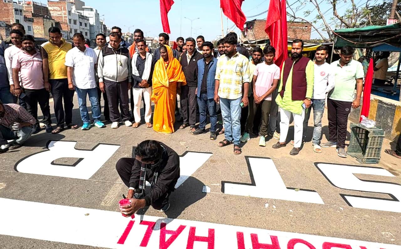 हाफ मैराथन के रूट का अवलोकन करती मां राज लक्ष्मी मंदा। संवाद