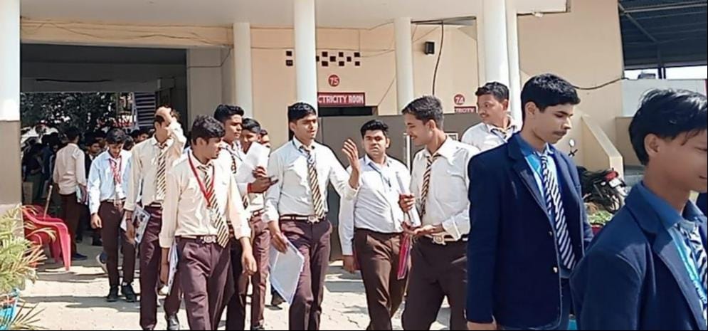 UP Board: Physics paper was of moderate level, students were entangled in maths questions