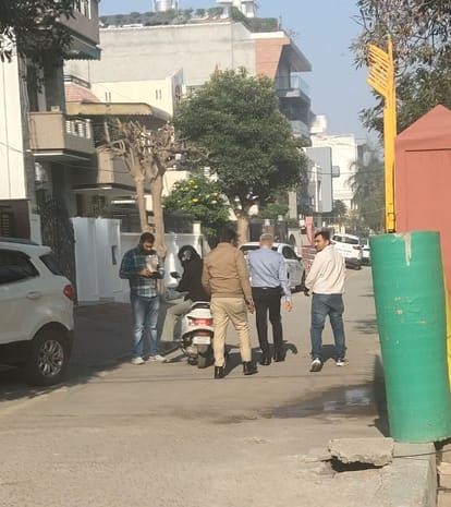 The income tax team took Dr. Umesh Kalra to the hospital to open the locker, called two additional teams, and ten teams were involved in the investigation.