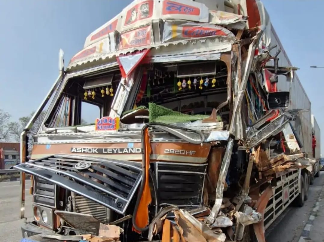 Trailer-truck collision, truck full of ice cream damaged