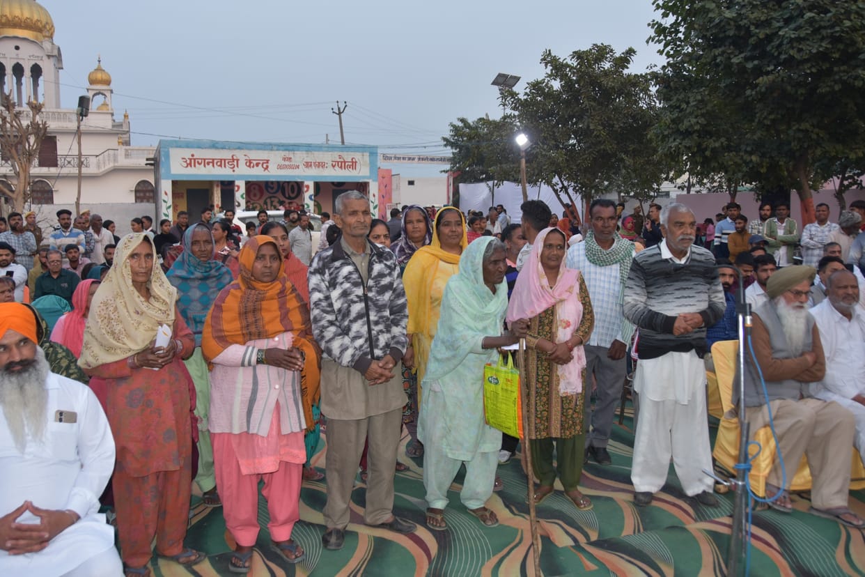 Crowds gathered at the public court, the school became a complaint center