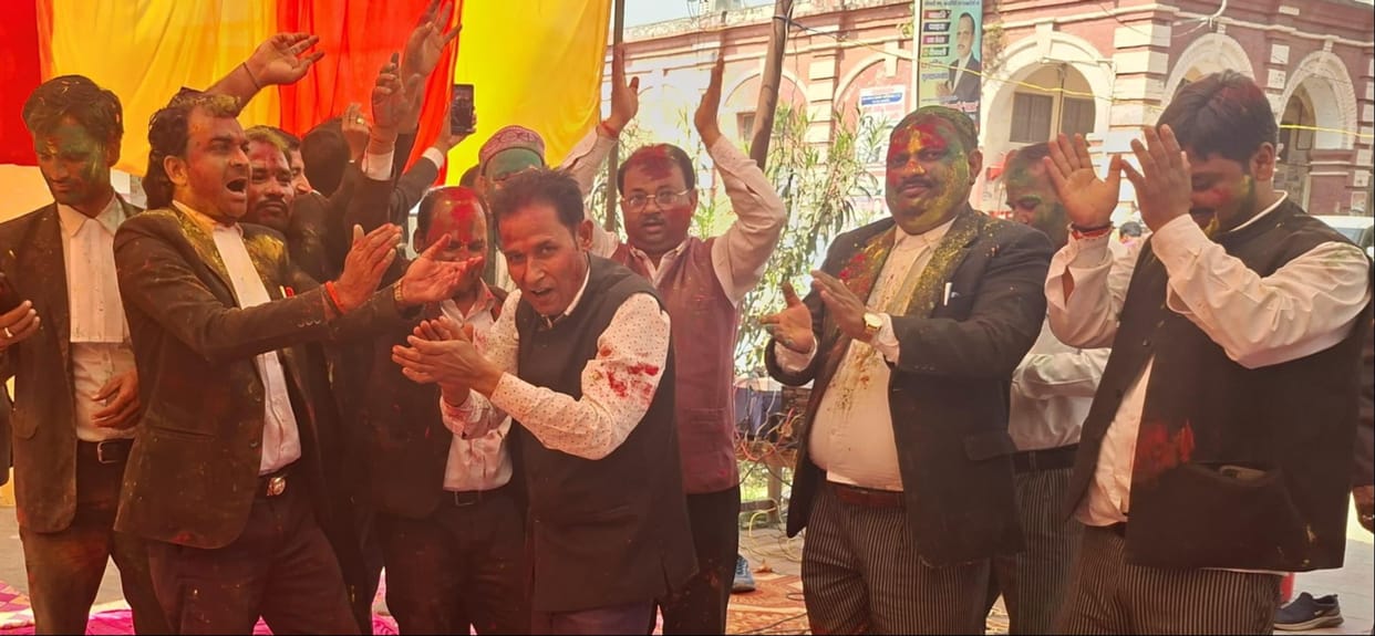 Advocates threw abir-gulal in the Chaupal