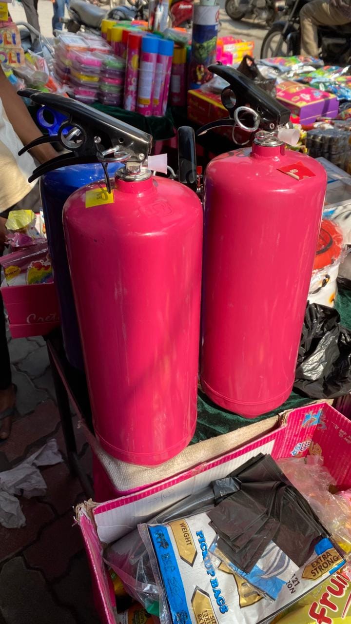 Arrowroot fruit color has become the first choice for Holi, with young people opting for cylinder and spray colors.