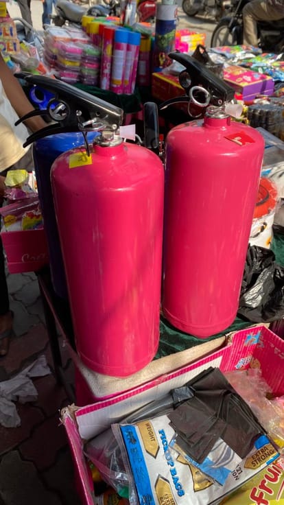 Arrowroot fruit color has become the first choice for Holi, with young people opting for cylinder and spray colors.