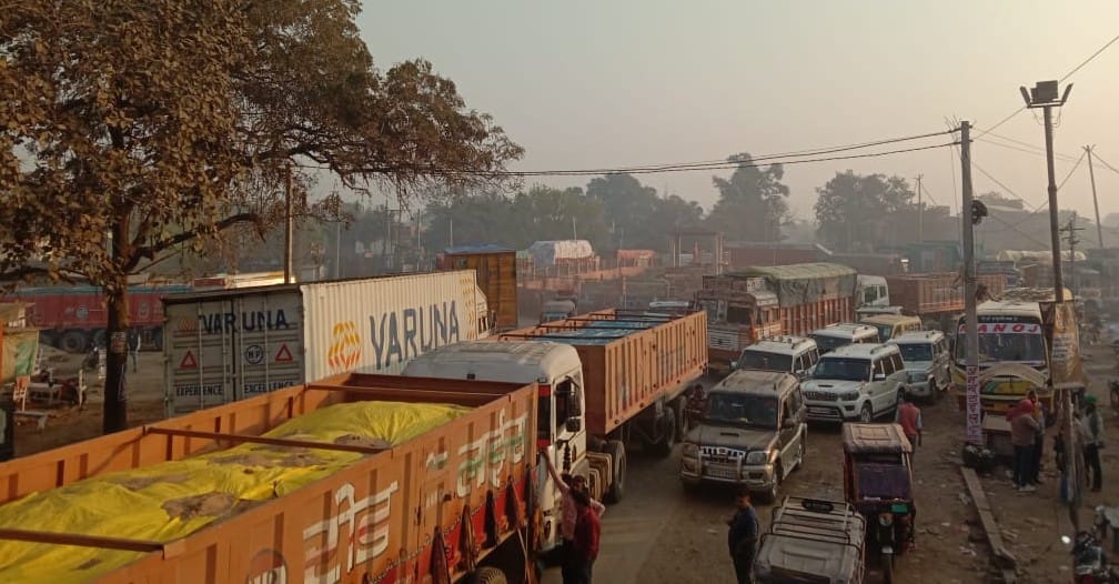 Crowds gathered at the ghats for the Mundan ceremony, vehicles on the roads came to a halt.