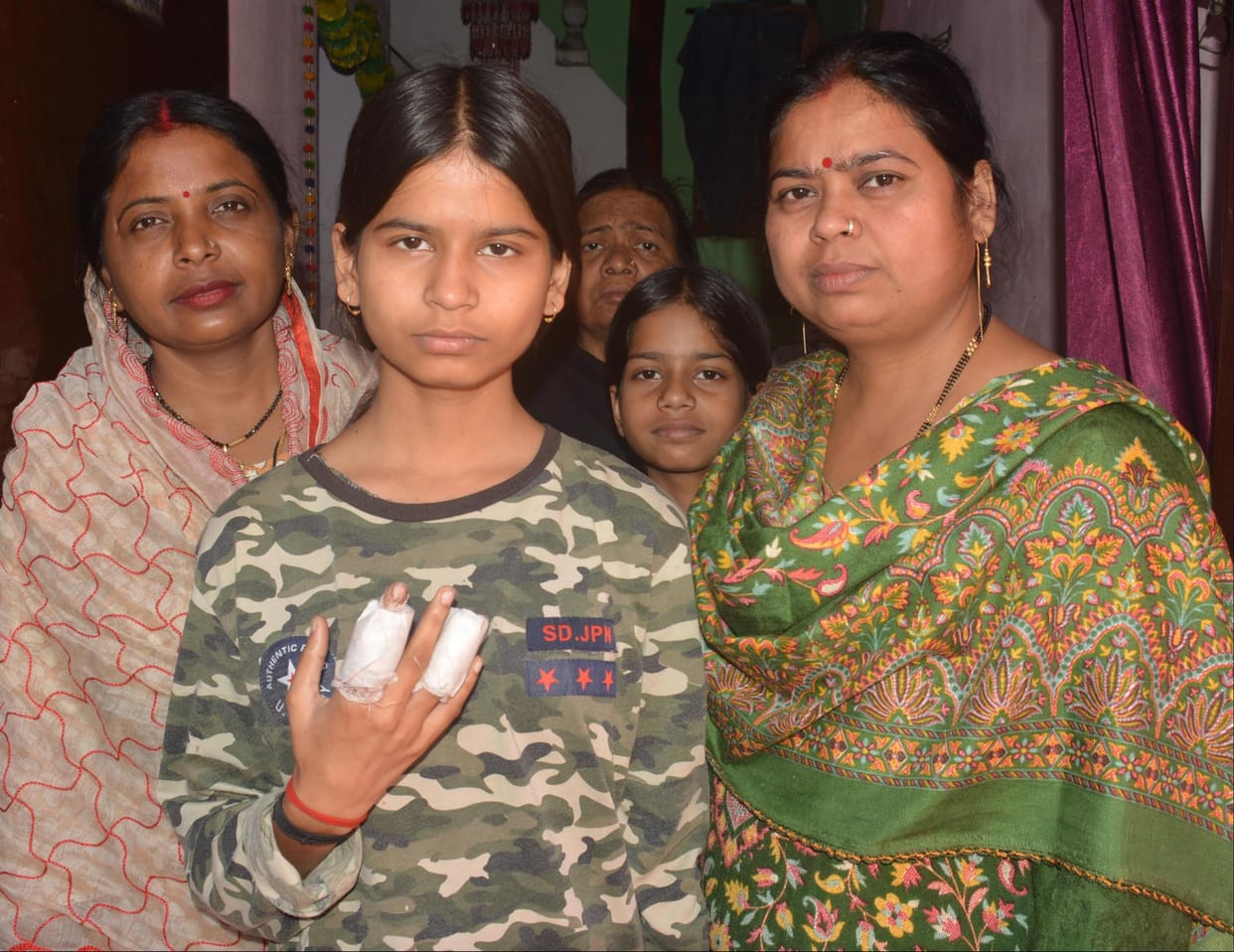 The girl was injured by a manjha while trying to save her mother's neck.