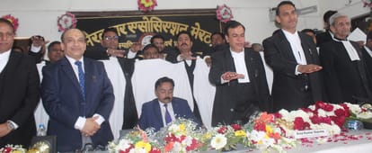 The new executive committee of Meerut Bar Association took oath.