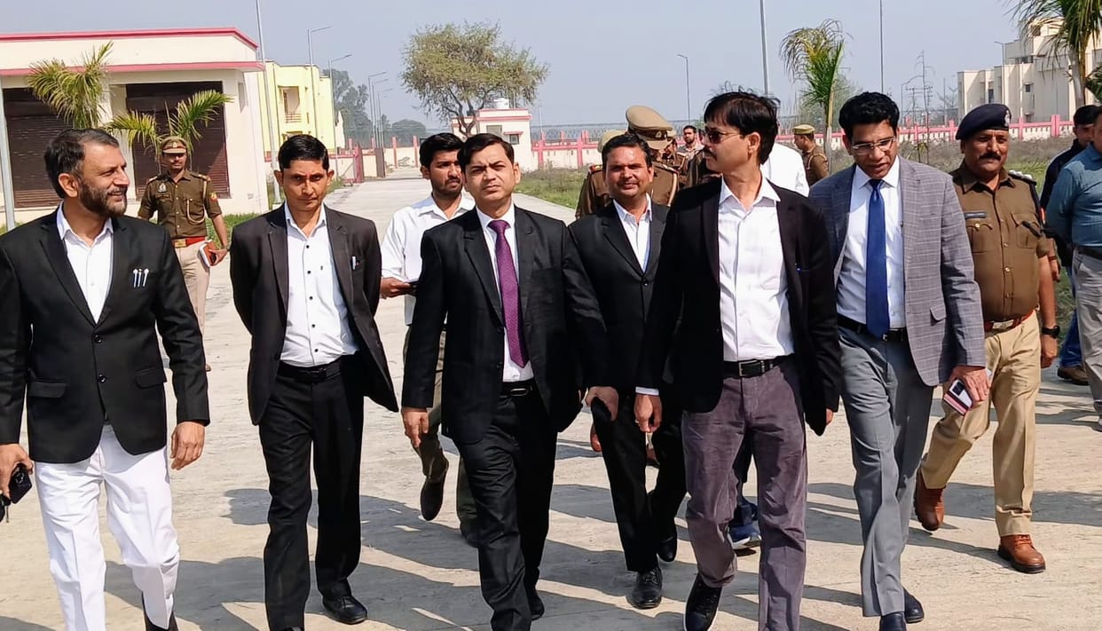 Additional District Judge First inspected the court building.