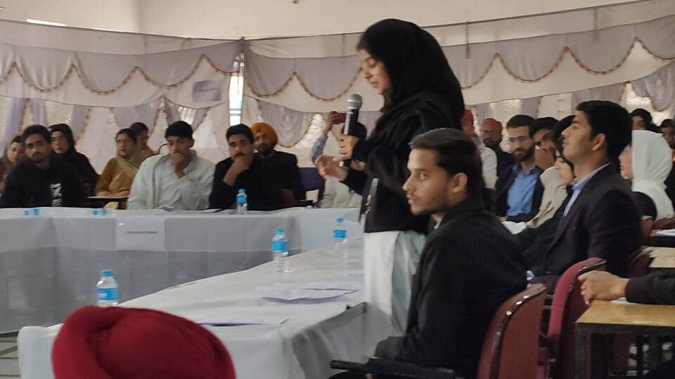 पुंछ डिग्री कालेज में युवा संसद में आपातकाल के विरोध में विचार रखती युवा सांसद