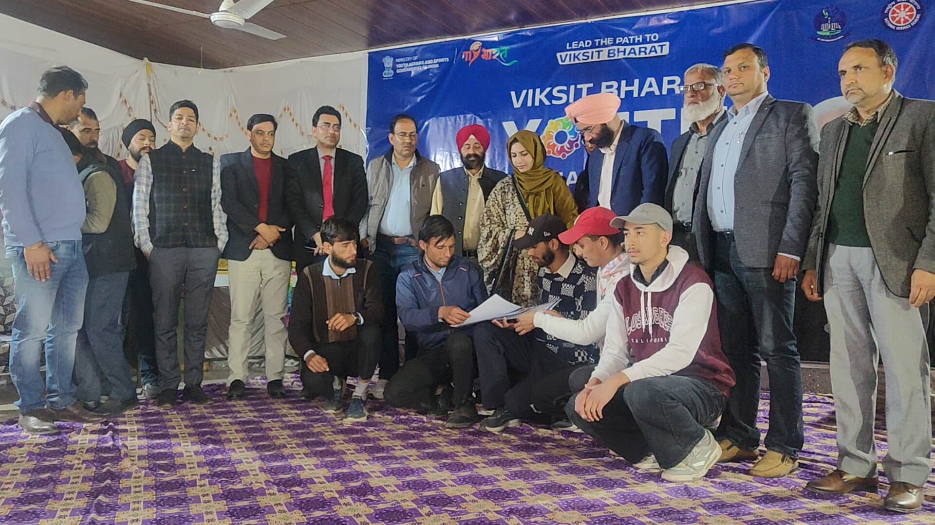 पुंछ डिग्री कालेज में युवा संसद में भाग लेने वाले प्रतिभागी आतिथयों से प्रमाण पत्र प्राप्त करते