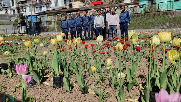 पुंछ के टियूलिप गार्डन के बाद अपनी कड़ी महनत से पुंछ में टियूलिप उगाने वाले कर्मचारियों के साथ 