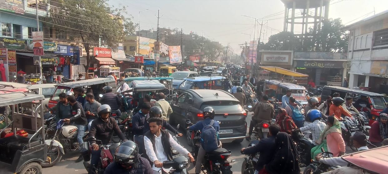 The roads of Padrauna city were jammed, causing inconvenience to pedestrians.