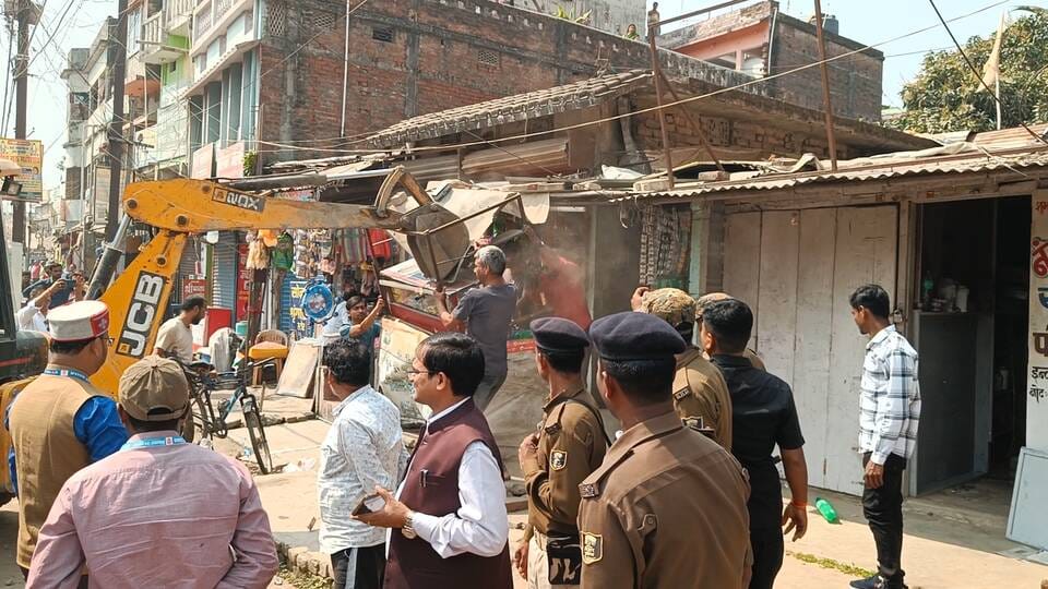 प्रशासन द्वारा खाली कराया गया अतिक्रमण।